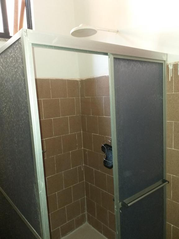 Santa InêsにあるApto por temporadaの浴室のガラス扉付きシャワー