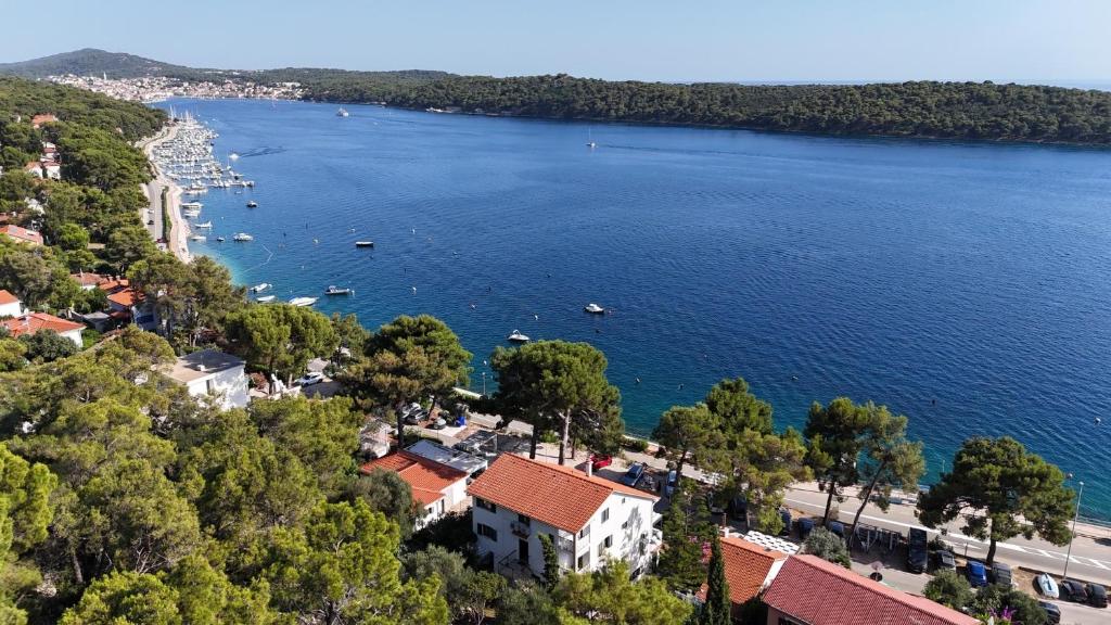 een luchtzicht op een stad en een meer bij Apartments by the sea Mali Losinj (Losinj) - 3444 in Veli Lošinj