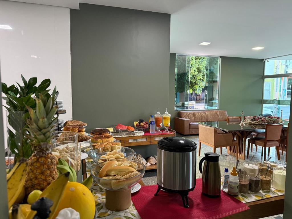 Una habitación con una mesa con comida encima. en Hotel Conceito, en Tareco