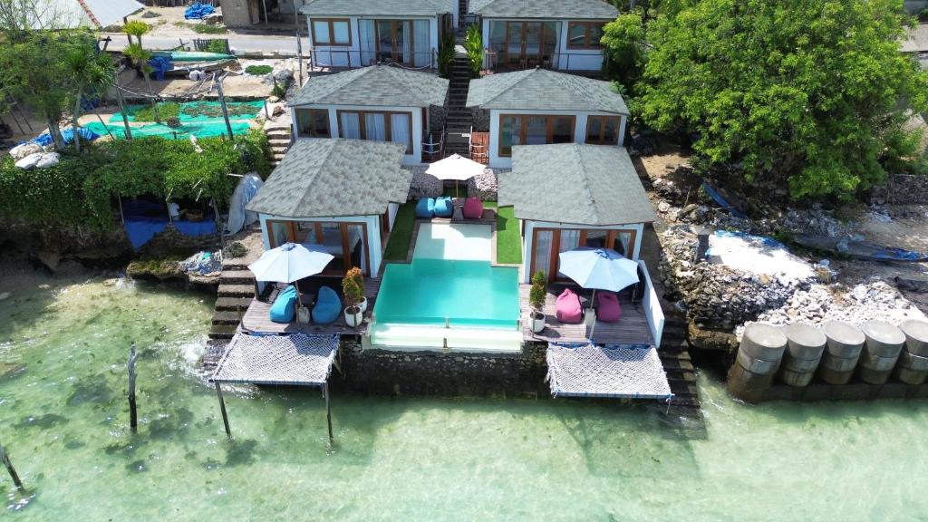 uma vista aérea de uma casa com piscina em Indigo Blue Ceningan em Nusa Lembongan