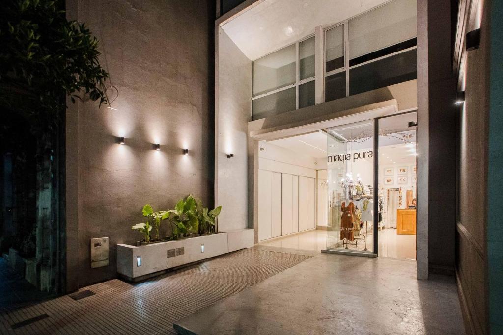 Un vestíbulo de una tienda con una mujer entrando en él. en Terra Norte, en San Miguel de Tucumán