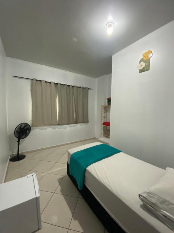 Ένα ή περισσότερα κρεβάτια σε δωμάτιο στο COP30-Suite privativa 700m Hangar