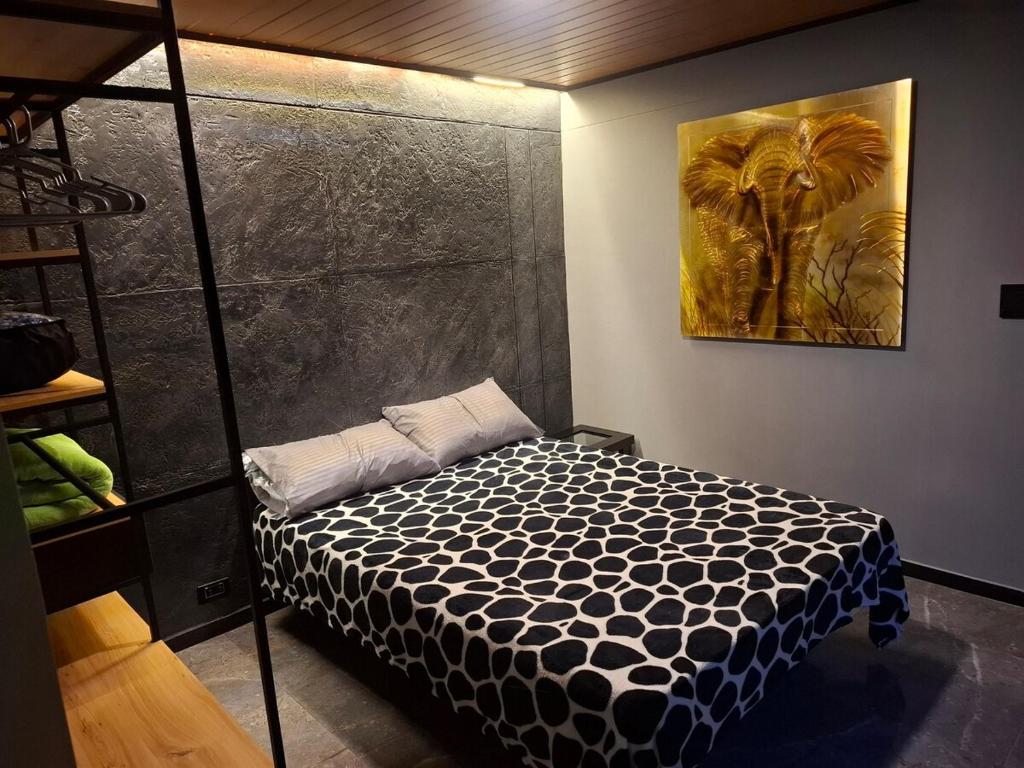 a bedroom with a black and white bed in a room at Loft, total tranquility in Dosquebradas