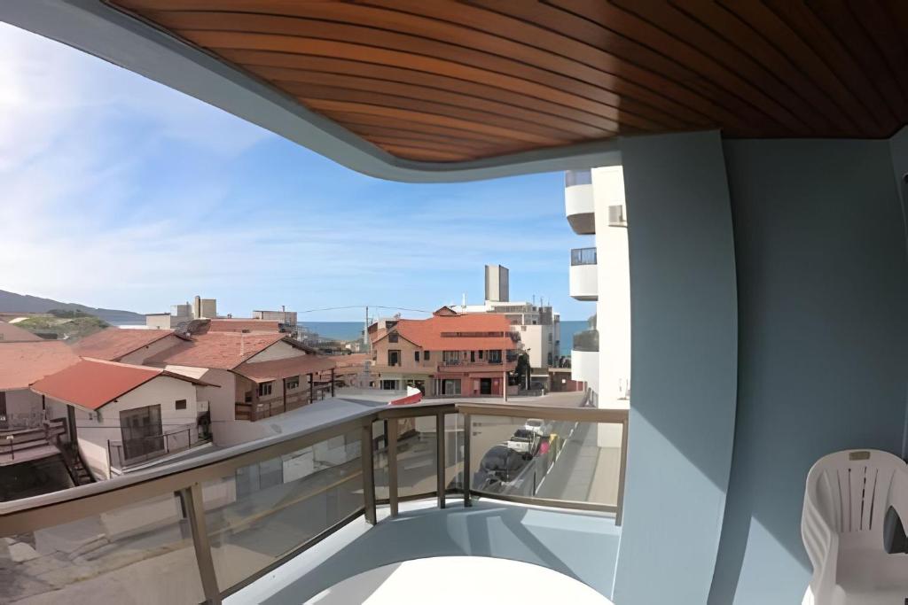 un balcon avec vue sur la ville dans l'établissement Apartamento com VISTA para o MAR no centro de Bombinhas, à Bombinhas