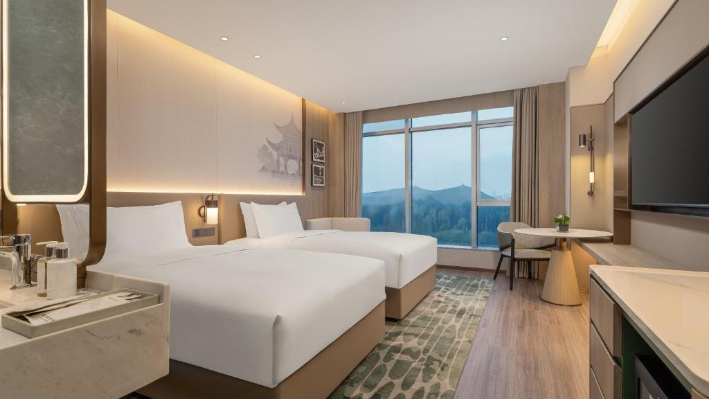 Postel nebo postele na pokoji v ubytování Holiday Inn Jinan Thousand Buddha Mountain by IHG