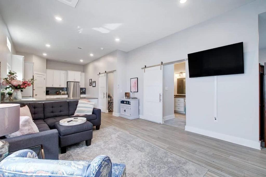 Et tv og/eller underholdning på Modern Adorable Arboretum bungalow