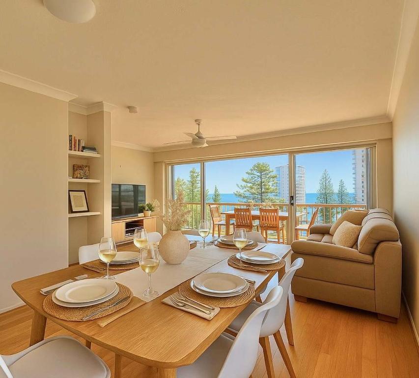 CoolangattaにあるSnapper Rocks Ocean view Retreatのダイニングルーム(テーブル、椅子付)