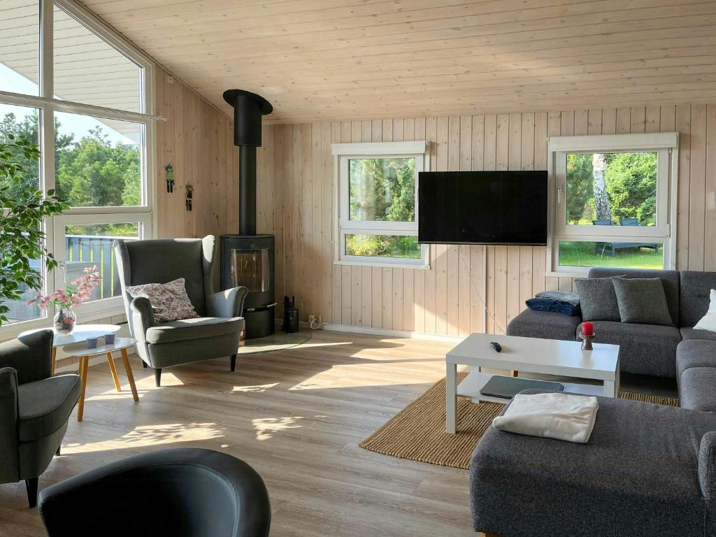 TV/trung tâm giải trí tại Holiday Home By Beach And Forest Near Hals