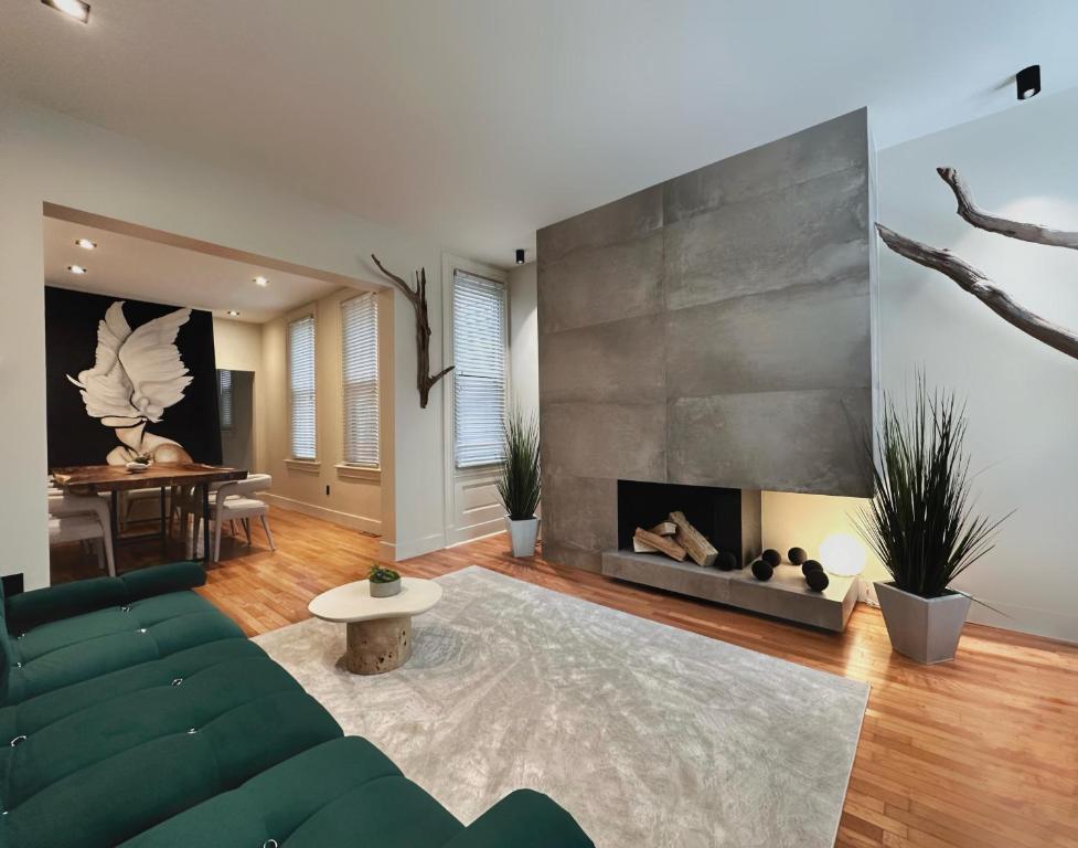 Гостиная зона в 4 BEDS Private Patio Central Modern Stay