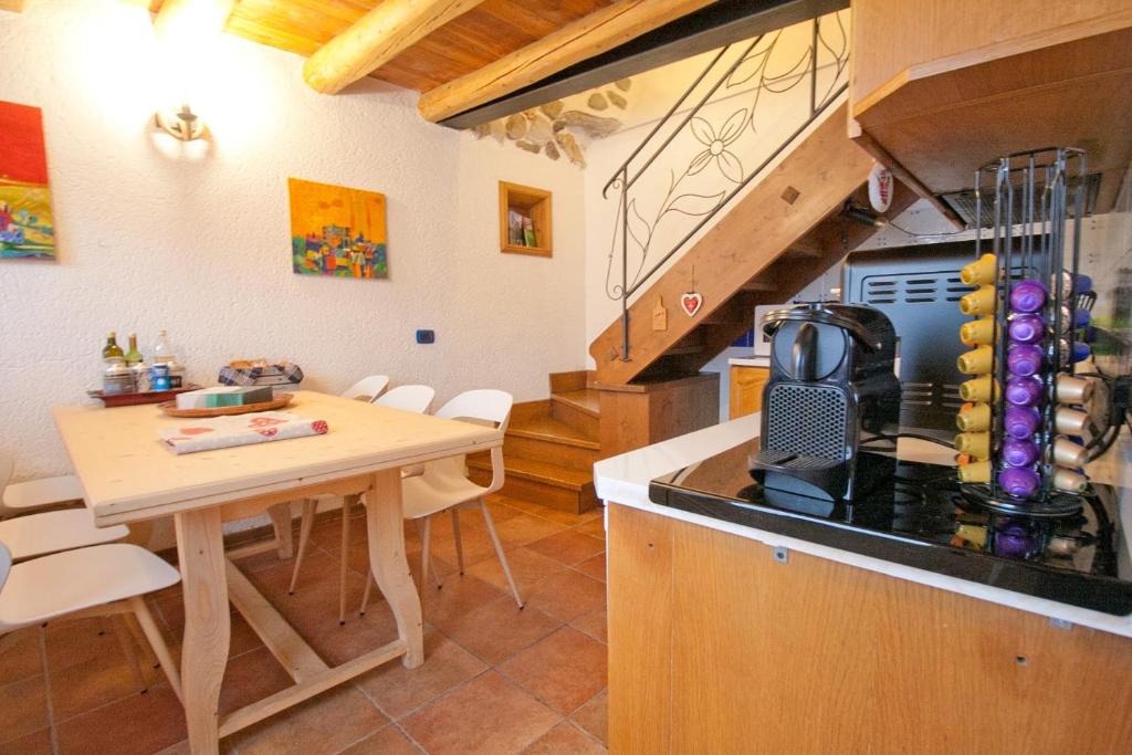 een keuken met een tafel en een keuken met een trap bij In Cima alla Contrada in Pieve di Cadore