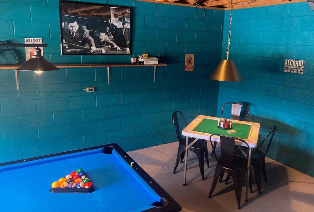 Biliár nebo kulečník v ubytování Paradise Found with Pool and Hot Tub