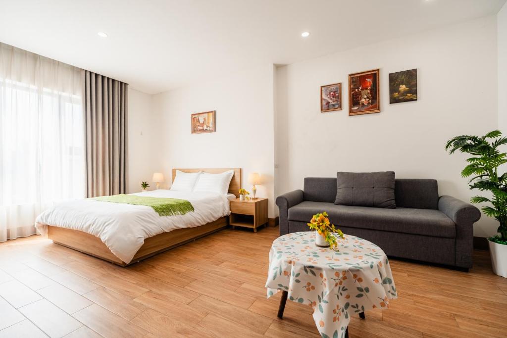 Un pat sau paturi într-o cameră la Vari Homestay Đội Cấn