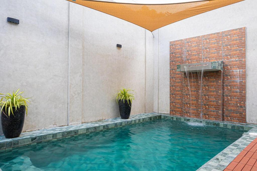 Bazén v ubytování Ephram House - A-Frame Cabin Staycation with Pool, Games & BBQ For Up To 20 Guests nebo v jeho okolí