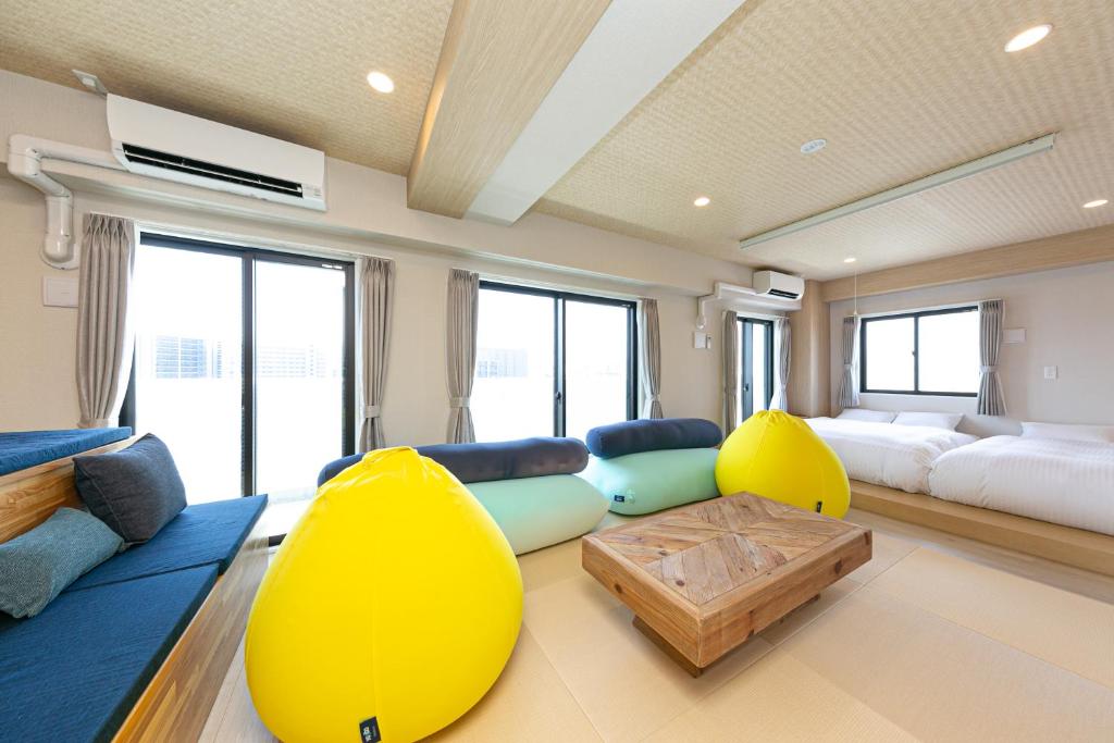 een woonkamer met een bank en een tafel bij SG Hotel Kinshai Hakata in Fukuoka