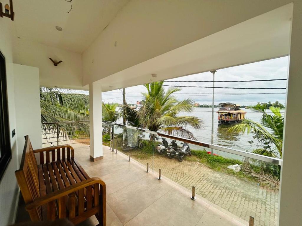 Un porche con un banco y vista al agua. en Venice Riverside, en Jāmb