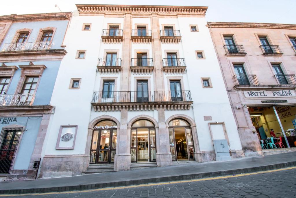 Un gran edificio blanco en una calle de la ciudad. en Hotel Argento Zacatecas, en Zacatecas