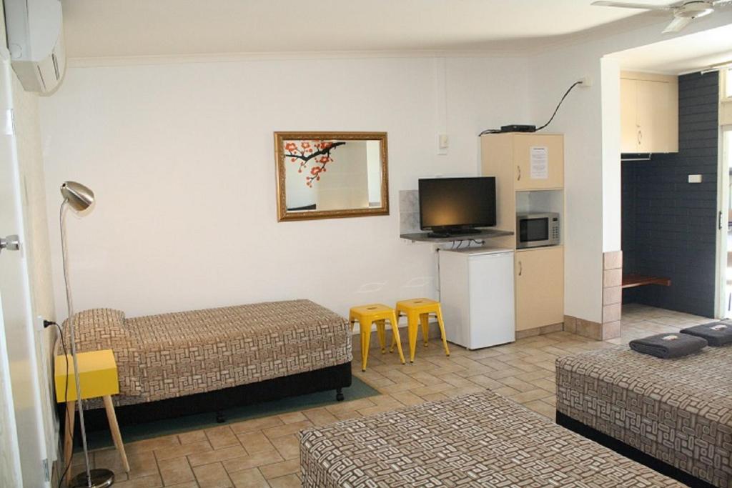 TV a/nebo společenská místnost v ubytování Central Motel Gin Gin
