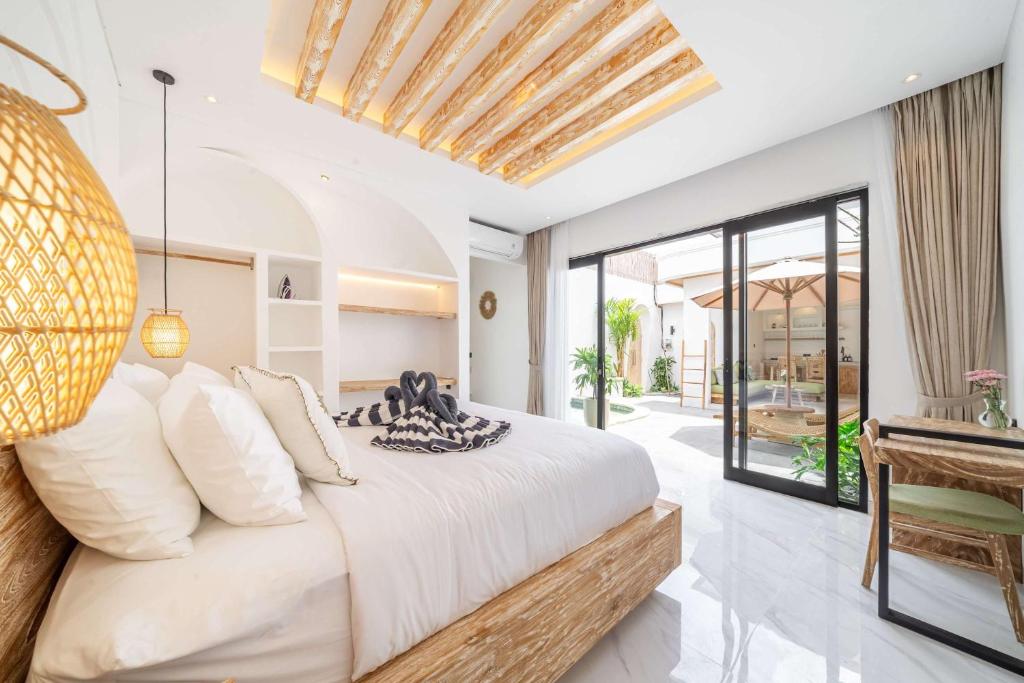 ein Schlafzimmer mit einem großen Bett in einer Villa in der Unterkunft New 1BR Pool Villa in Bingin-Uluwatu in Uluwatu