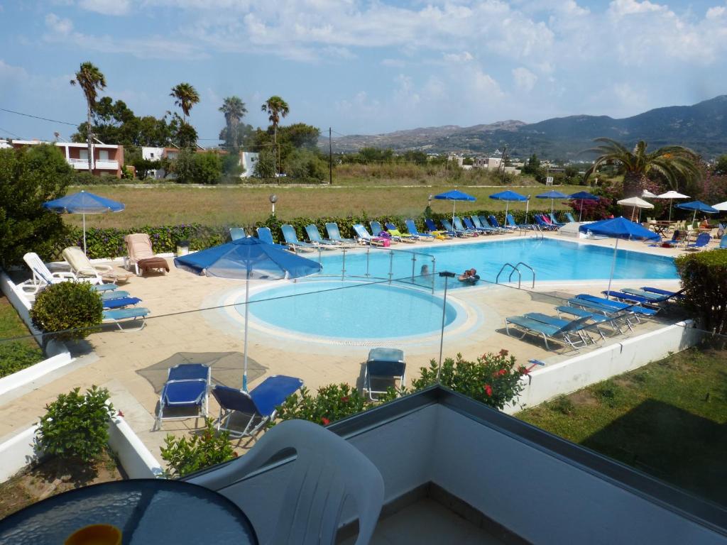 Bazén v ubytování Miros Hotel Apartments nebo v jeho okolí