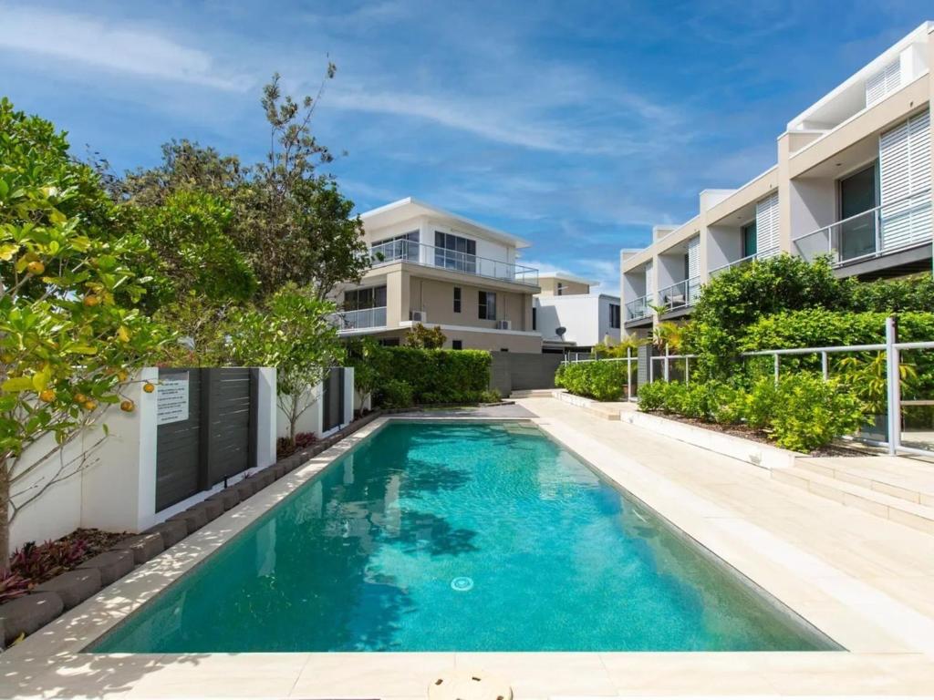 Bazén v ubytování Beachside Haven Modern Townhouse with Pool nebo v jeho okolí