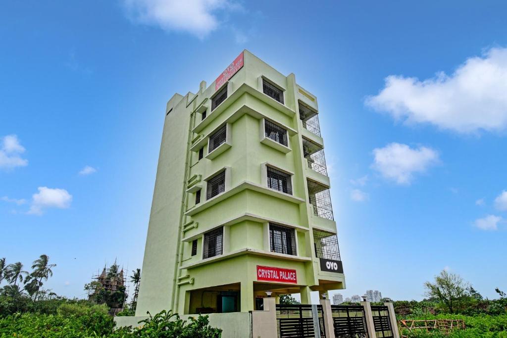 PānchuriaにあるHotel O Crystal Palace Tata Medical Centreの背景高緑の建物