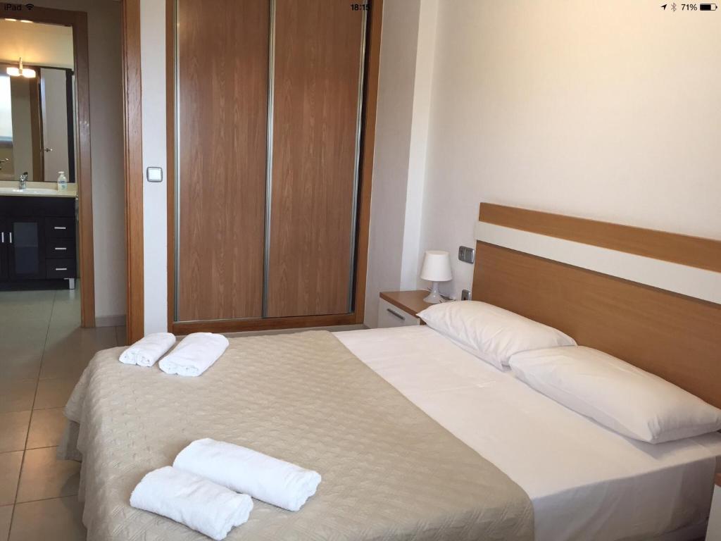 1 dormitorio con 1 cama con 2 toallas en Alicante Mar, en Alicante