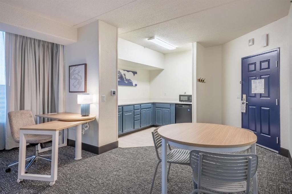 Spark By Hilton Madison Central - Suite King