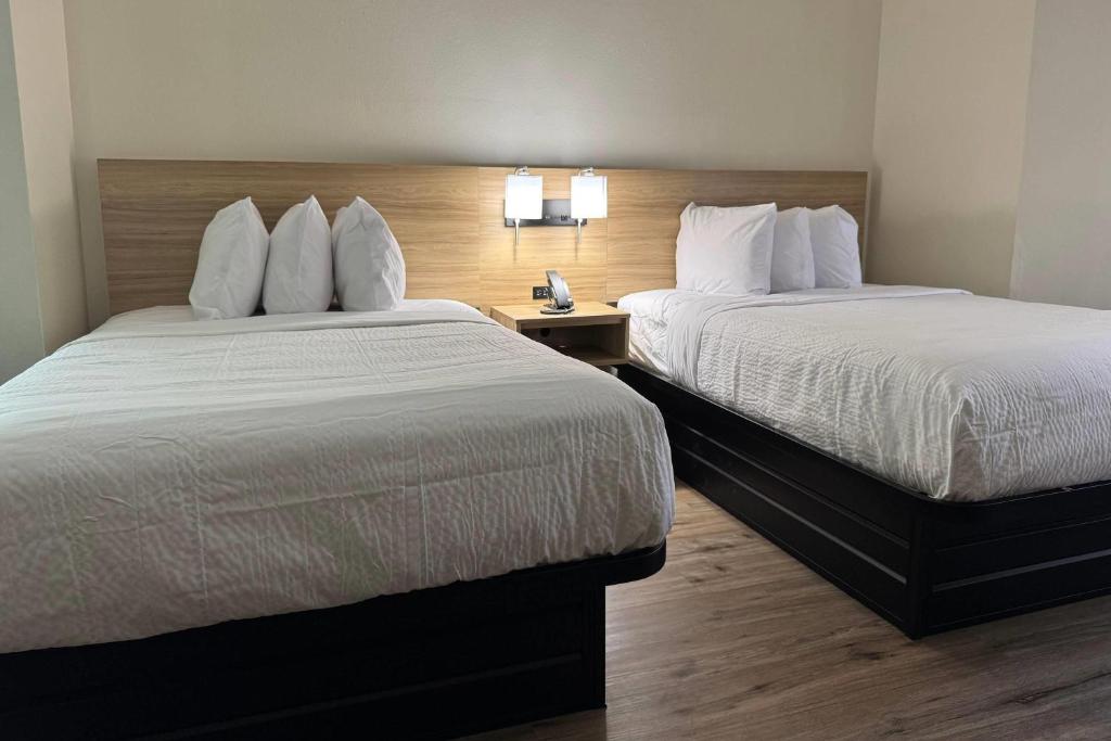Postel nebo postele na pokoji v ubytování Days Inn by Wyndham McDonough