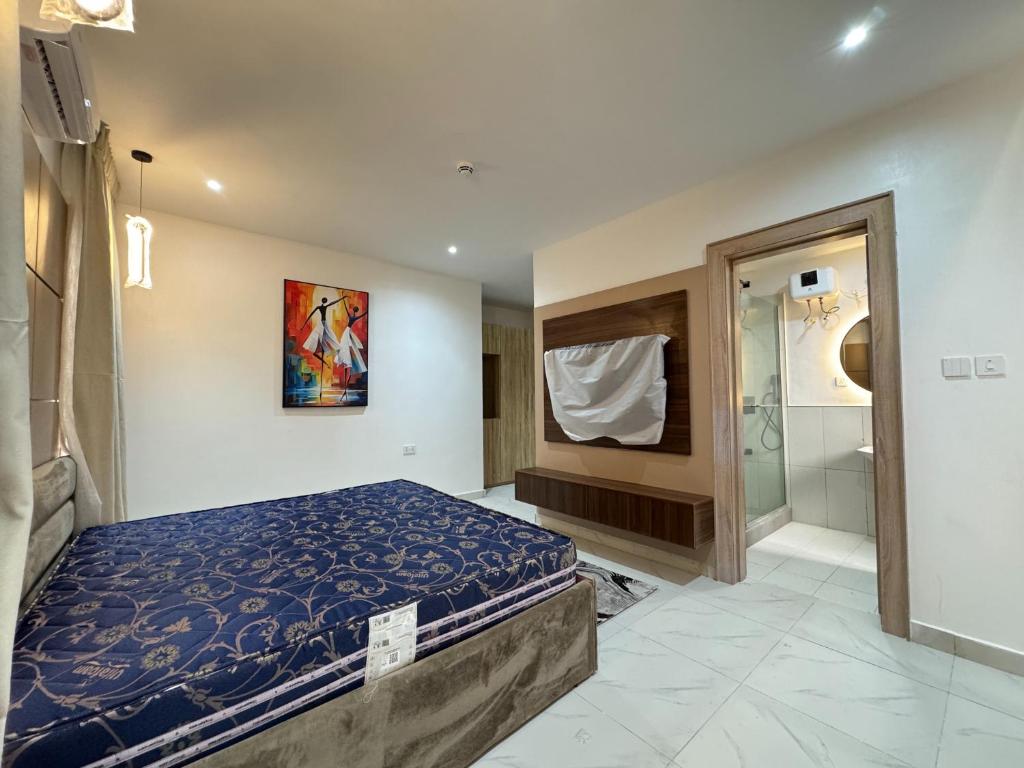 a bedroom with a bed and a walk in shower at Fafje Luxury in Mama