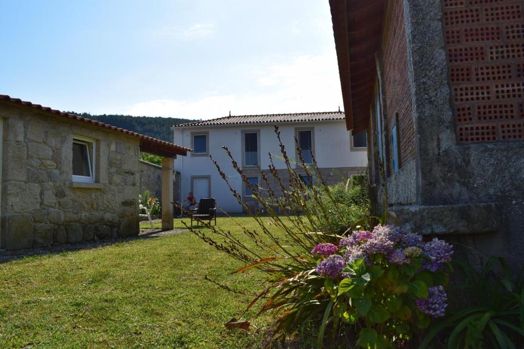 einen Garten mit Blumen neben einem Gebäude in der Unterkunft Casa Zinda in Candemil