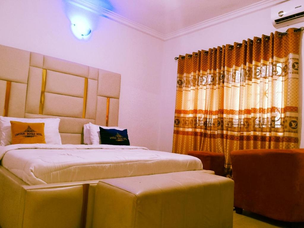 カラバルにあるLincolyn royale hotel calabarのベッド2台と窓のある寝室