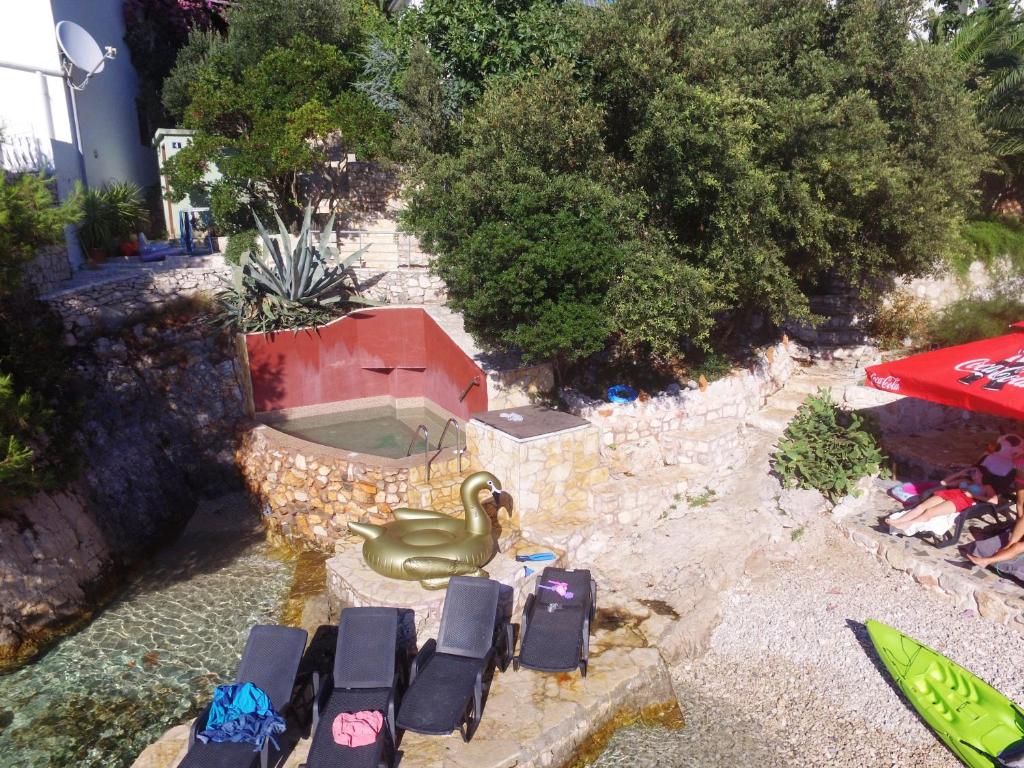 Vonkajšia záhrada v ubytovaní Apartments Villa Hraste Hvar
