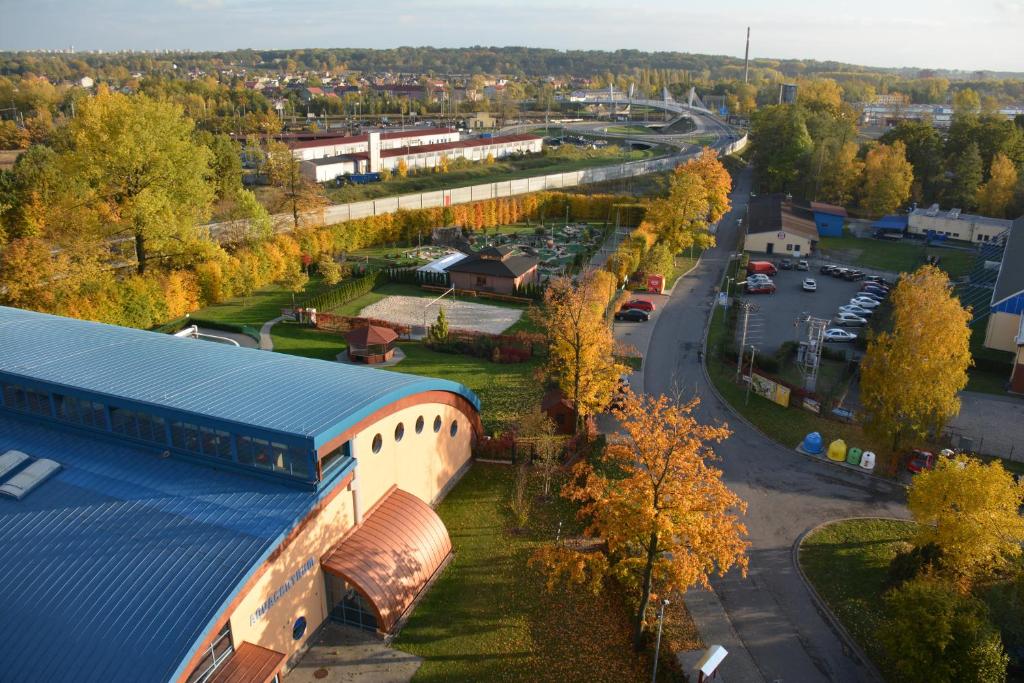 ボフミーンにあるPenzion ve věžiの駅と通りの空中風景