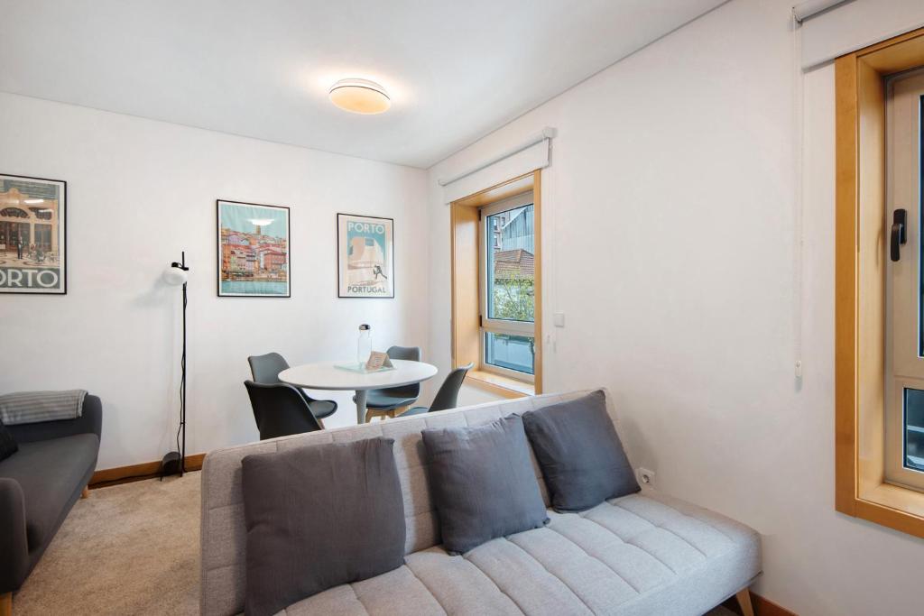 マトジニョシュにあるMary Houseのソファとテーブルのあるリビングルーム