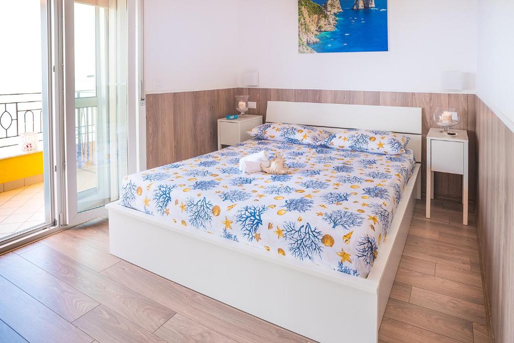 ein Schlafzimmer mit einem Bett mit einem Teddybär drauf in der Unterkunft B&B Tramonto Sul Mare in Salerno
