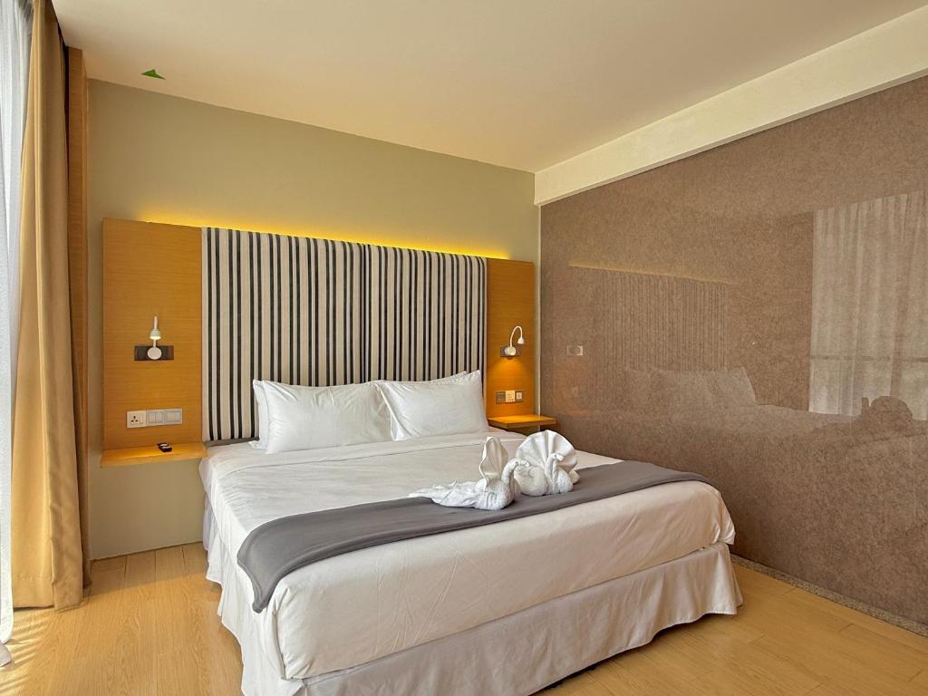 Postel nebo postele na pokoji v ubytování NuEmpire Subang Suite - Empire Hotel