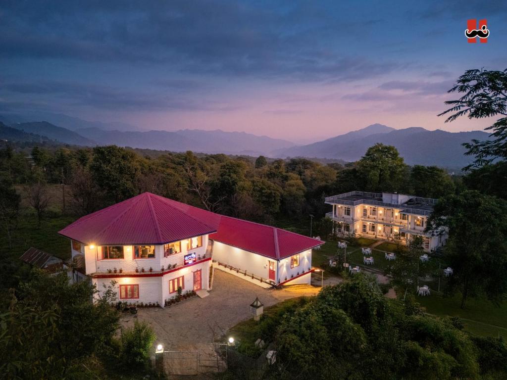 Una vista aérea de una casa con techo morado. en Moustache Hostel Bir, en Bīr