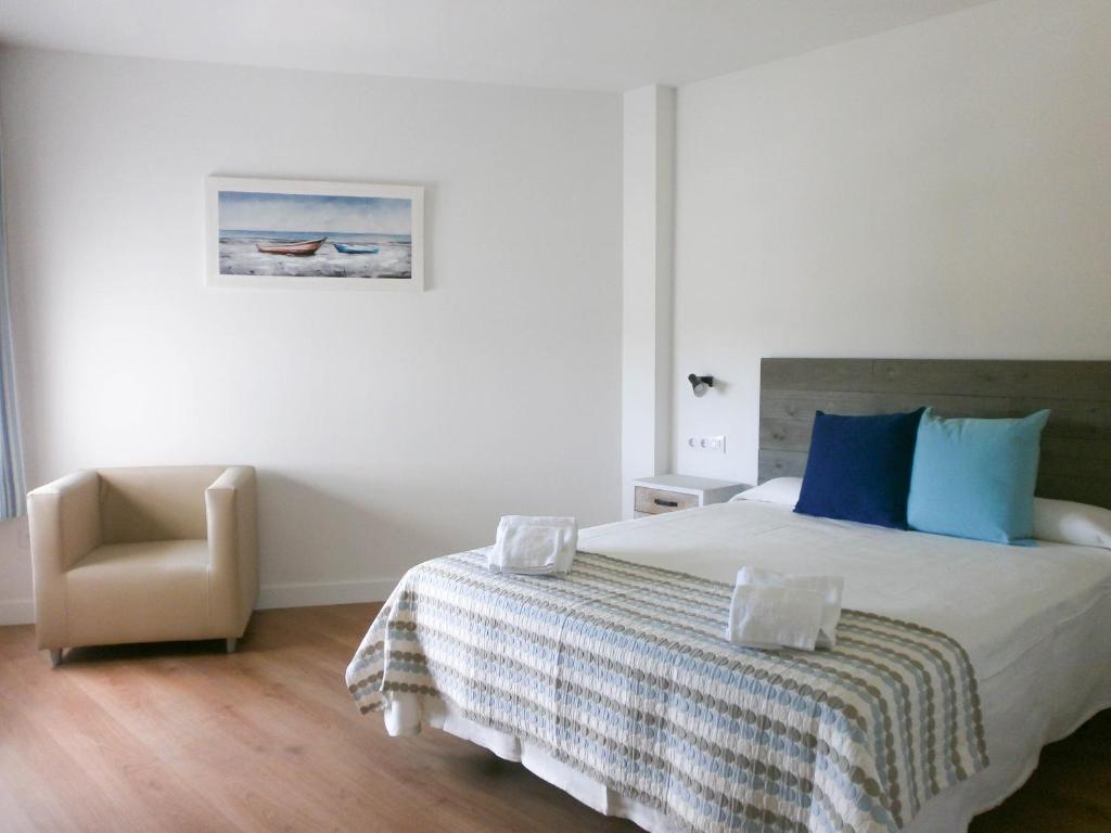 A bed or beds in a room at La Siesta Apartamentos