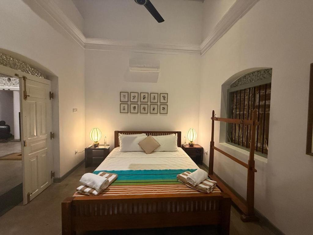Giường trong phòng chung tại Indigaslanda Walawwa - Private Villa with Pool in Negombo