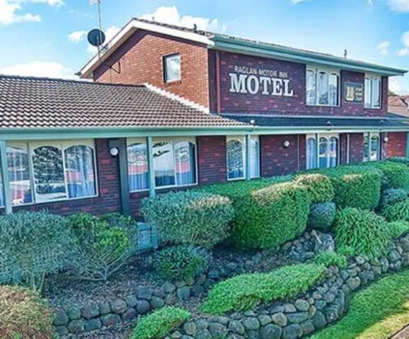 a building with a sign that reads motel at Raglan Motor Inn in Warrnambool