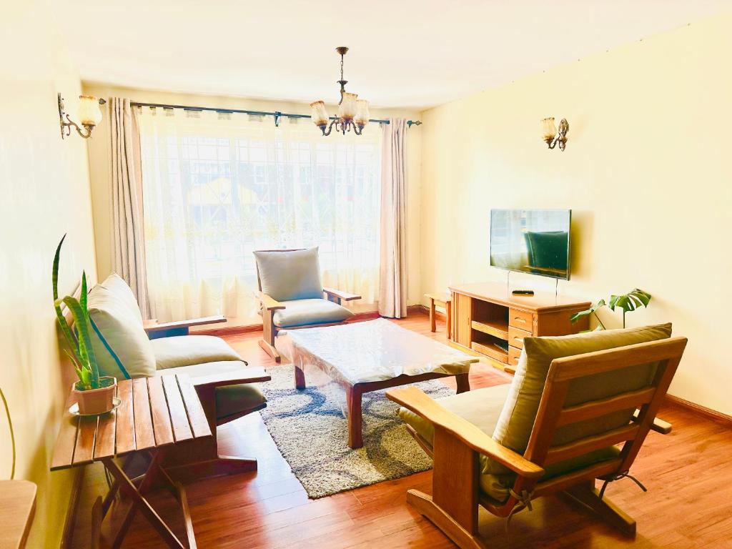 un salon avec un canapé et une table dans l'établissement Milimani Apartments 1, à Nakuru