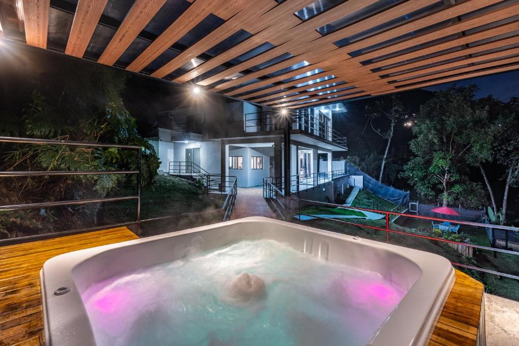 La alberca dentro o cerca de Poblado Mansion With Hot Tub & A/C Sleeps 9