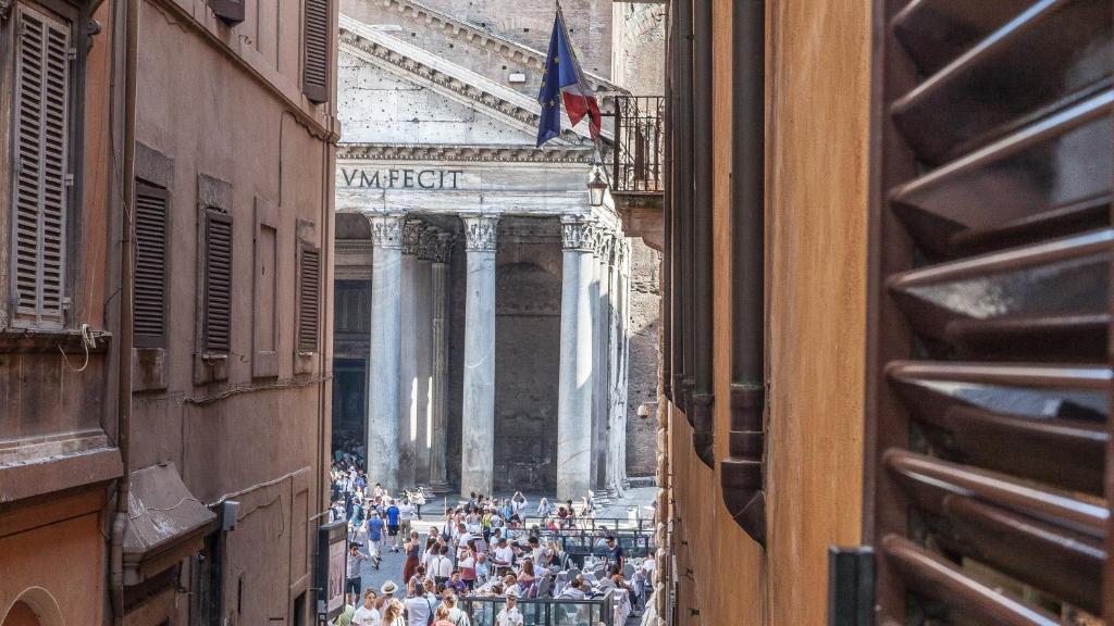 ローマにあるRondanini Viewの建物前の通りを歩く人々