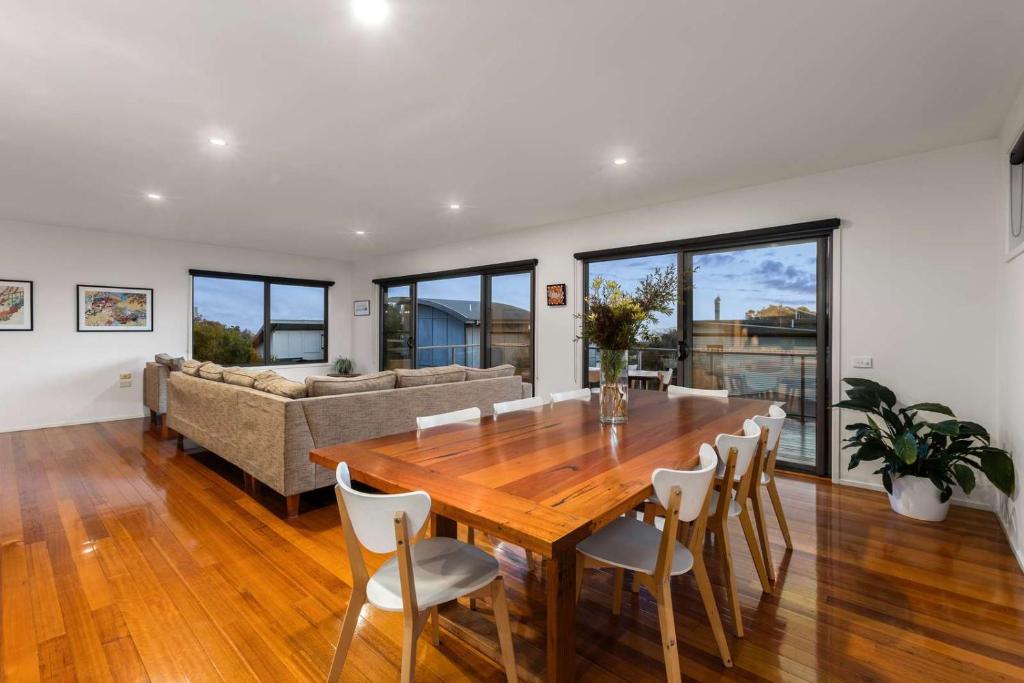 Una sala de estar con una mesa y sillas de madera. en Idyllic Aireys Retreat - where ocean & hills meet, en Aireys Inlet