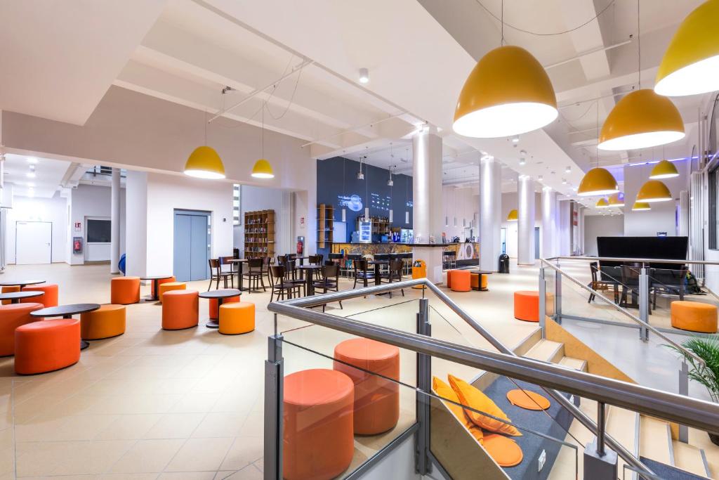 TV a/nebo společenská místnost v ubytování a&o Salzburg Hauptbahnhof