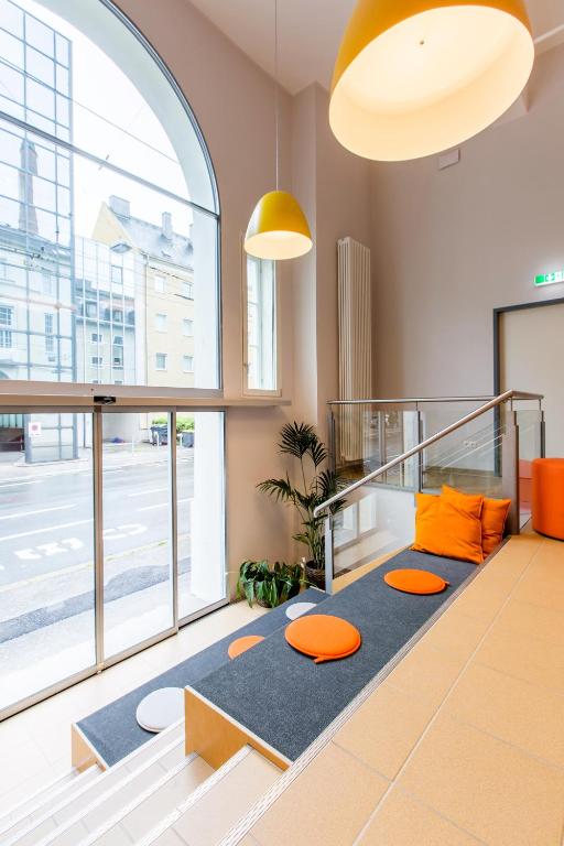 Postel nebo postele na pokoji v ubytování a&o Salzburg Hauptbahnhof
