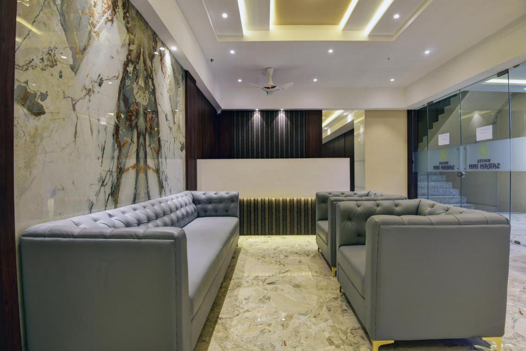 Χώρος καθιστικού στο Hotel Riddhi Siddhi Vile Parle