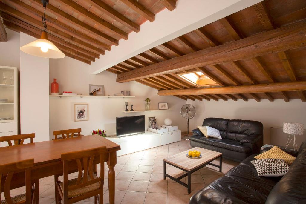 uma sala de estar com um sofá e uma mesa em Casa Cosi Masaccio em Florença