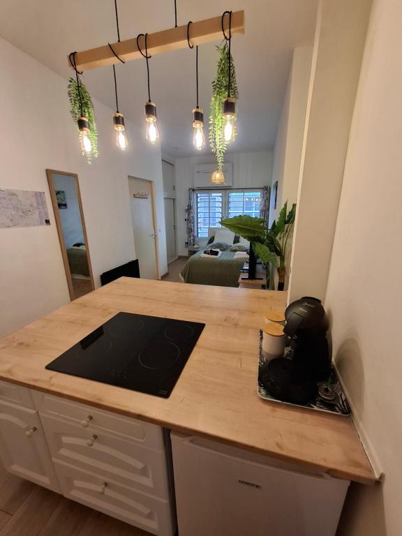 eine Küche mit einer hölzernen Arbeitsplatte in einem Zimmer in der Unterkunft La Casita - Gare Saint-Roch - Clim - Wi-Fi - TV in Montpellier