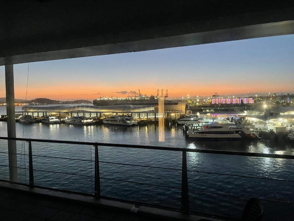 Princes Wharf - Spectacular Couple Getaway - Resim 21